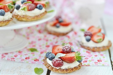 summer berries tartlets