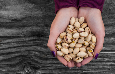 handful of pistachio nuts