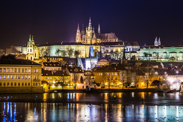 Fototapeta na wymiar Zobacz na Pradze gotyckiego zamku z mostu Karola