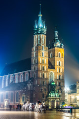 Fototapeta na wymiar Kraków Stare Miasto w Kościele Mariackim w nocy w nocy. Kraków Pola