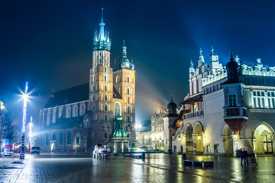 Fototapeta Krakow old city at night St. Mary's Church at night. Krakow Pola