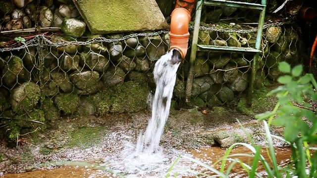 Wasser str&ouml;mt aus Abflussrohr