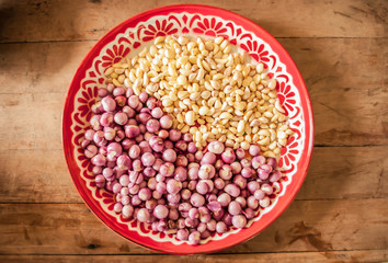 Red onion and garlic in salver.