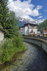 Fototapeta na wymiar small Italian Alpine town of Ponte di Legno