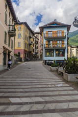 Fototapeta na wymiar Ponte di Legno-Włochy. Ulice i domy