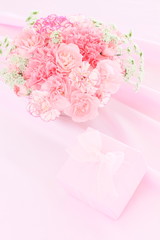 カーネーションとプレゼント