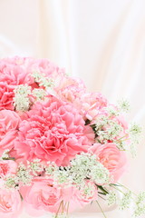 ブーケとサテン生地