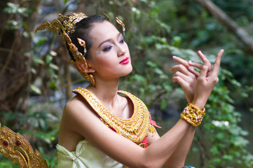 a beautiful lady in Kinaree dress