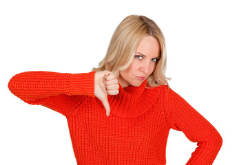 Blonde Frau zeigt mit dem Daumen nach unten