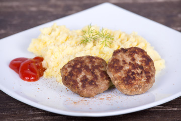 Fried cutlet with mashed potatoes