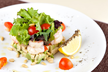 salad with shrimp and avocado