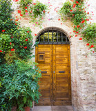 Ingresso di casa con fiori