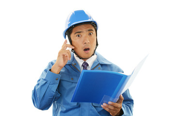 驚いた表情の作業員