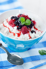 Cottage cheese with raspberries and blueberries