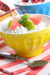 Cottage cheese with kiwi and grapefruit