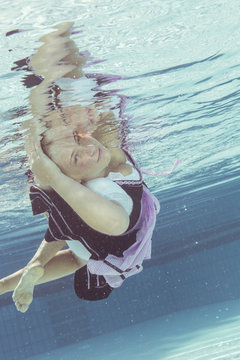 Junge Frau im Dirndl Unterwasser