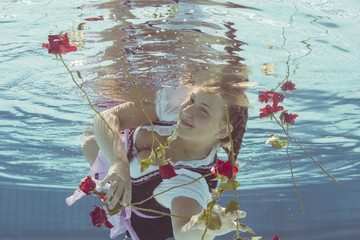 Junge Frau im Dirndl unterwasser