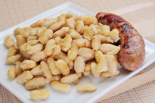 botifarra amb mongetes, fried white beans and sausage typical of