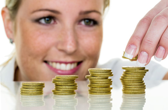 Frau stapelt Münzen