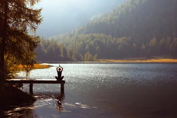 Tuinposter meditatie en yoga beoefenen bij zonsondergang © Song_about_summer