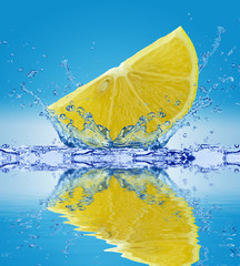 Cytryna wpadająca do wody