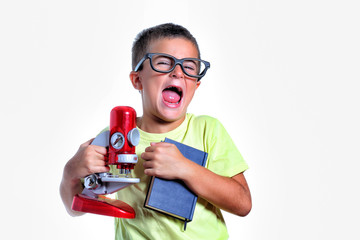 bambino con libro e microscopio