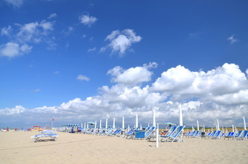 Malownicza plaża Marina di Vecchiano niedaleko Pizy, Włochy - obrazy, fototapety, plakaty