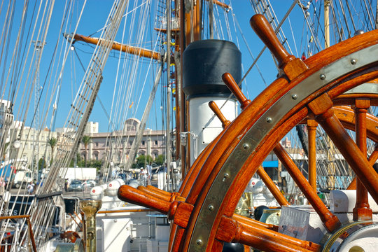 Tim&oacute;n de un velero