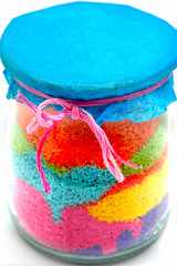 Bote de cristal relleno con tizas de colores