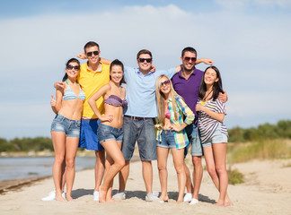 Obraz premium group of friends having fun on the beach