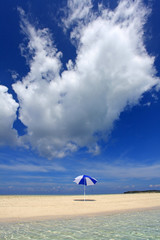 沖縄の美しい海とと入道雲