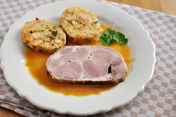 Schweinebraten mit Semmeknödel