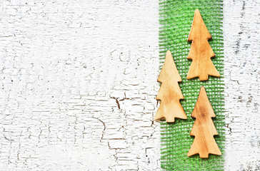 Weihnachtskarte mit Tannenbäumen aus Holz