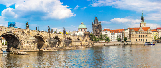Karlov of charles bridge en rivier de Moldau in Praag in de zomer