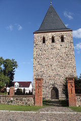 Fototapeta premium Dorfkirche und Anger in Güterfelde bei Potsdam