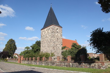 Kirche und Anger in Güterfelde bei Potsdam