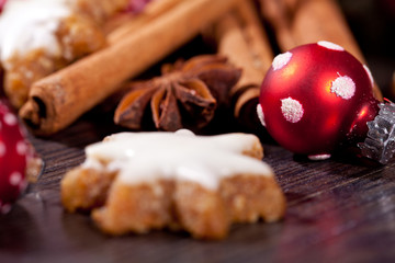 weihnachtsgebäck zimtsterne und zimtstangen dekoration