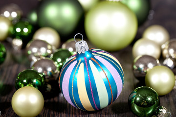 festliche weihnachtsdekoration mit bunten christbaumkugeln