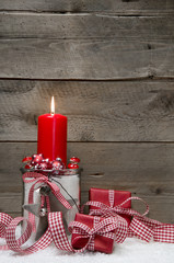 Weihnachtliche Grußkarte mit Geschenken und roter Kerze, Holz