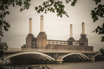 Fototapeta premium Battersea Power Station in London England UK - vintage look