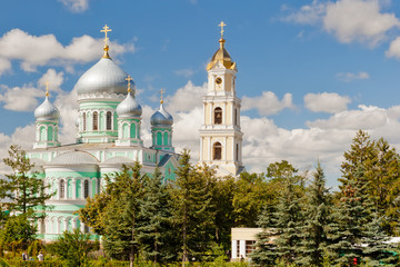 Fototapeta na wymiar Kościół Świętej Trójcy i dzwonnica Troitsky Serafimo-Diveyevs