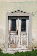 Fototapeta na wymiar Drzwi w budynku Predjama
