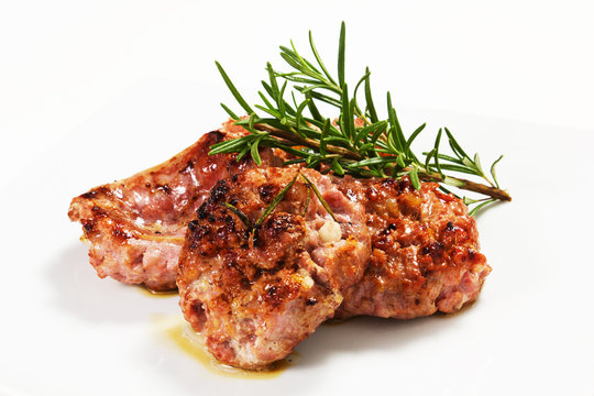 Salsiccia cotta su sfondo bianco