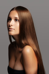 Fototapeta premium Brown Hair. Beautiful Woman with Healthy Long Hair