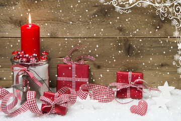 Weihnachtlicher Hintergrund aus Holz mit Kerze und Geschenke