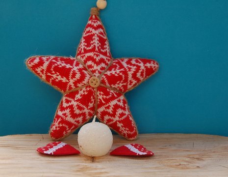 Weihnachtsstern mit Kerze und Herzen