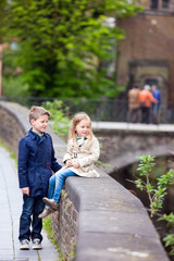 Fototapeta premium Kids outdoors in city