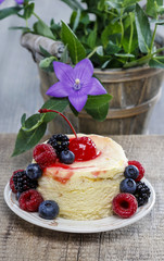 Round cake with fresh fruits