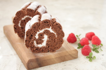 ロールケーキとラズベリー