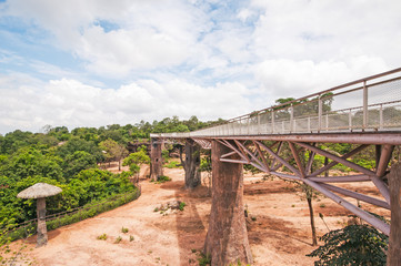 Fototapeta na wymiar Most w parku.